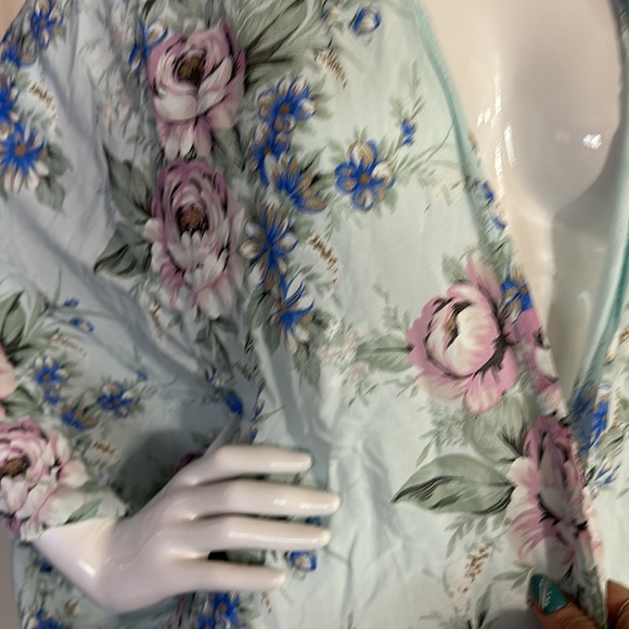 This top will be perfect for summer time. - Picture 2 of 5